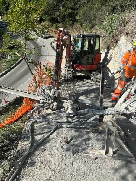 Forage pour installation de micropieux et tirants à Castillon, pres de Menton dans les Alpes-Maritimes