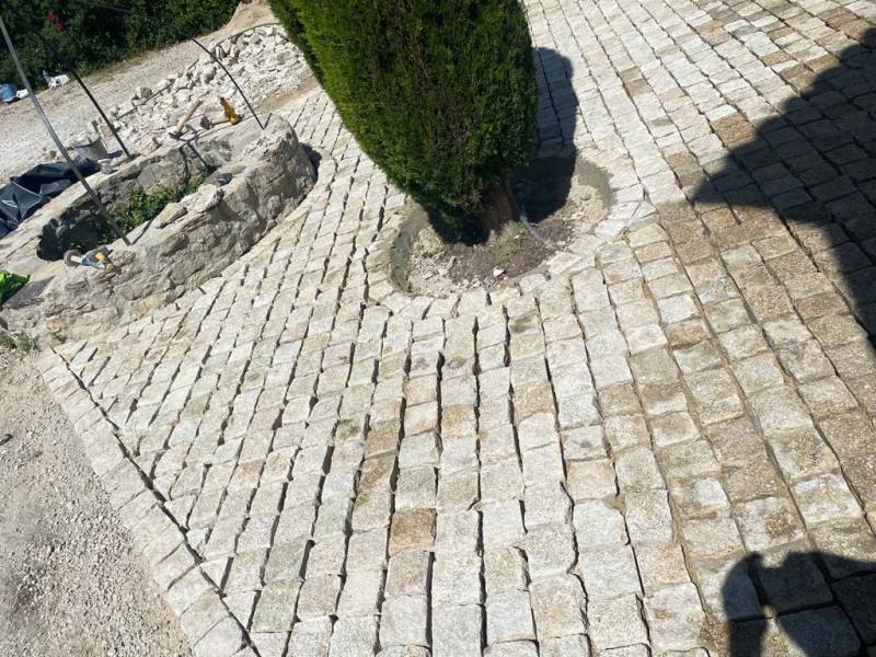 Réalisation d'un sol extérieur en pavé dans une villa à Valbonne dans les Alpes Maritimes