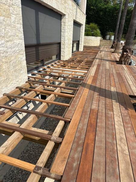 Création d'une terrasse en bois exotique 